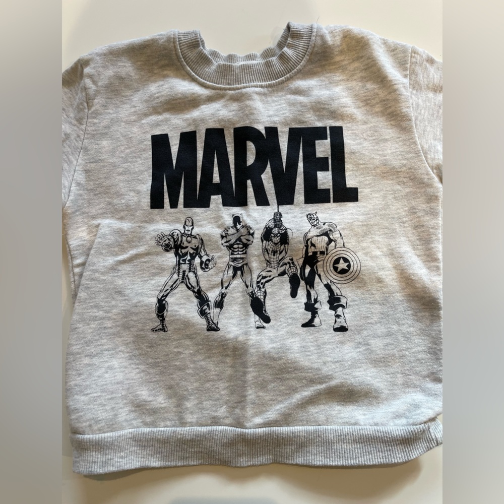 H&M Kids Marvel Avengers Sweatshirt, Size: 3T/4, like new, worn couple times - Picture 3 of 5